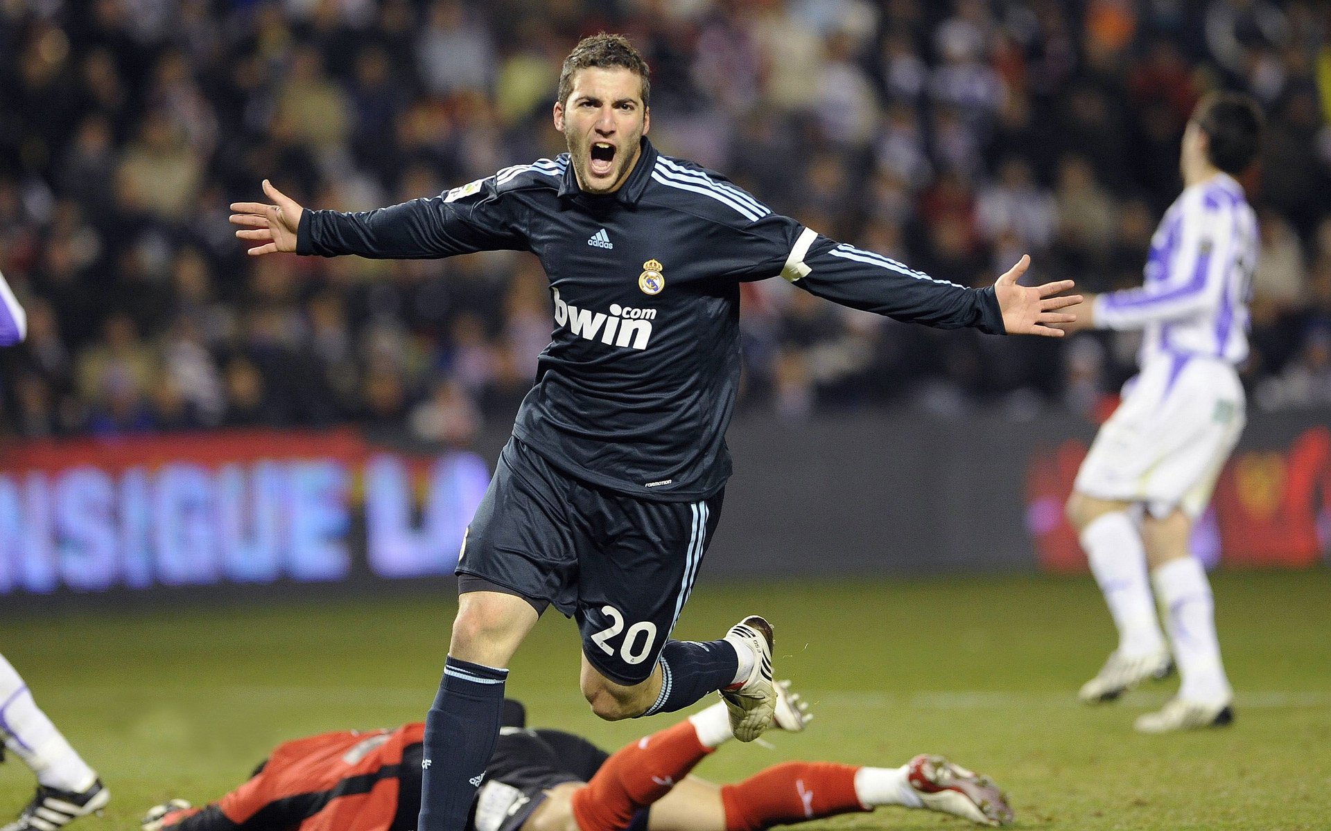 拜仁锋线新星油门闪耀，未来超级巨星已现端倪，拜仁神锋